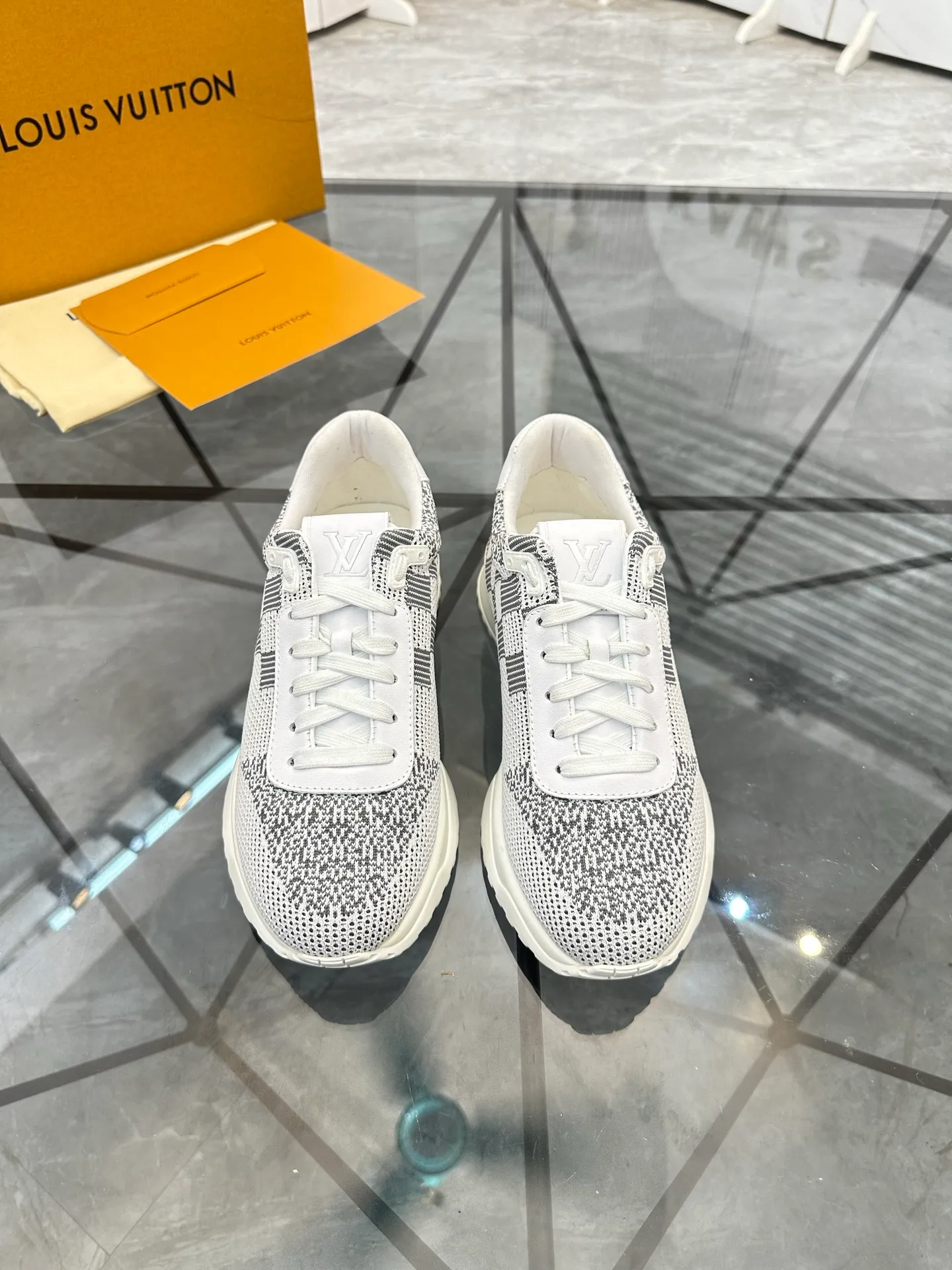 Men's shoes for sale💰: 💰P560¥ High-end quality Product trademark: LV* "Louis Vuitton*" low-top sneakers Regular size: 38-44 (can be customized to 45.46.) Product materials: imported breathable fly knit upper, breathable lining, original raw rubber translucent combination outsole. Number: 2068